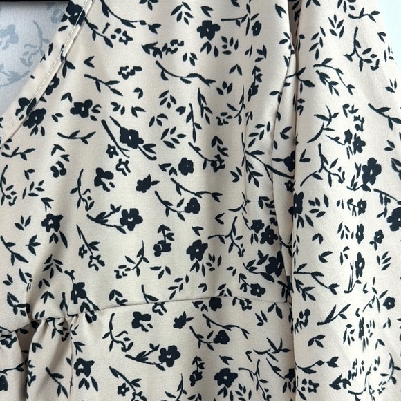 No maker SZ 4X Beige&Black Floral Print Long Sleeve Puffy Ruffle cuff top no… - Picture 2 of 9